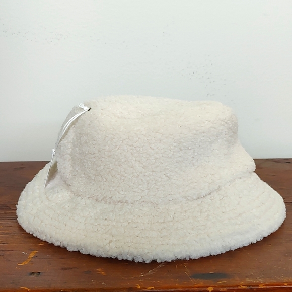 American Eagle Outfitters Accessories - New! American Eagle Outfitters Reversible Bucket Hat Sherpa